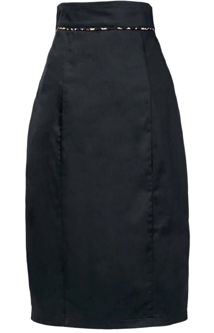 Black pencil skirt with leopard piping, elegantly tailored for a confident and feminine silhouette.