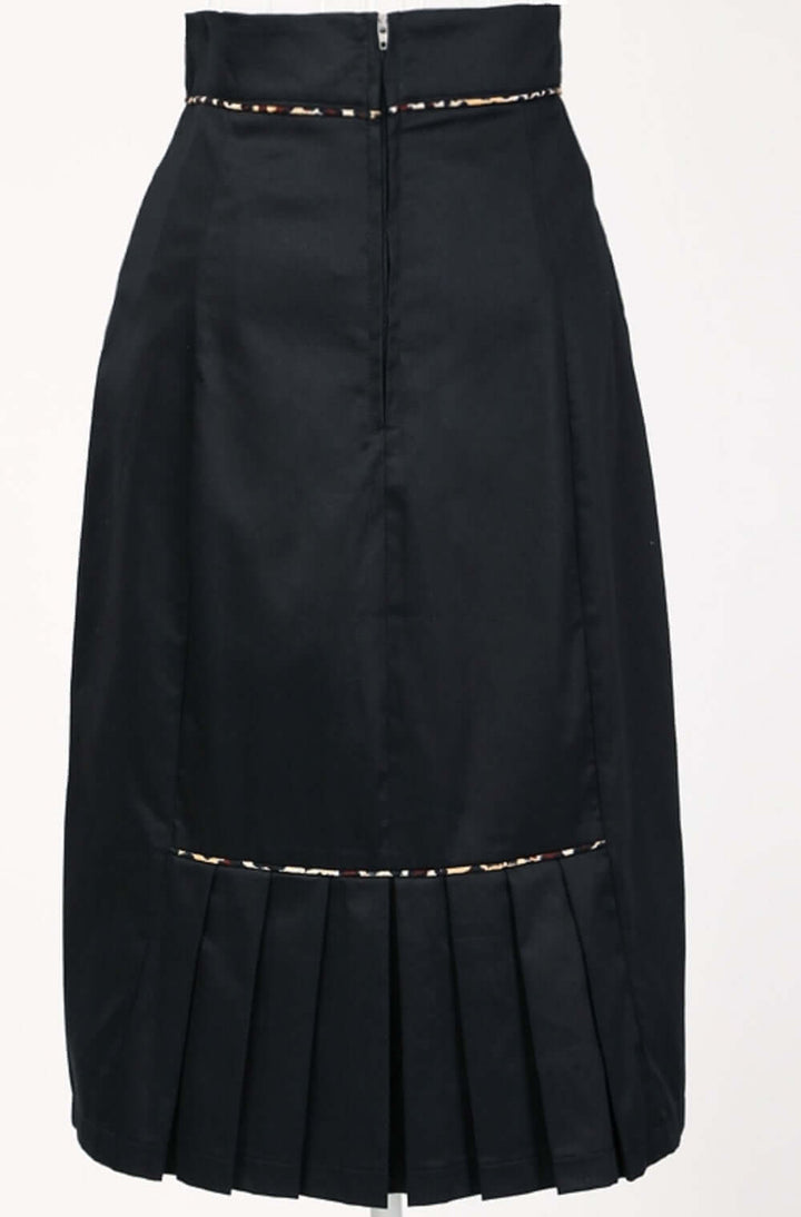 Elegant black pencil skirt with leopard piping, featuring pleats for a sophisticated and feminine silhouette.