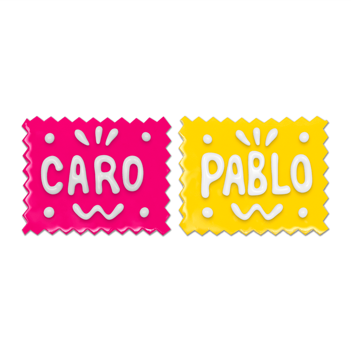 Colorful name tags reading 'Caro' in pink and 'Pablo' in yellow against a white background.