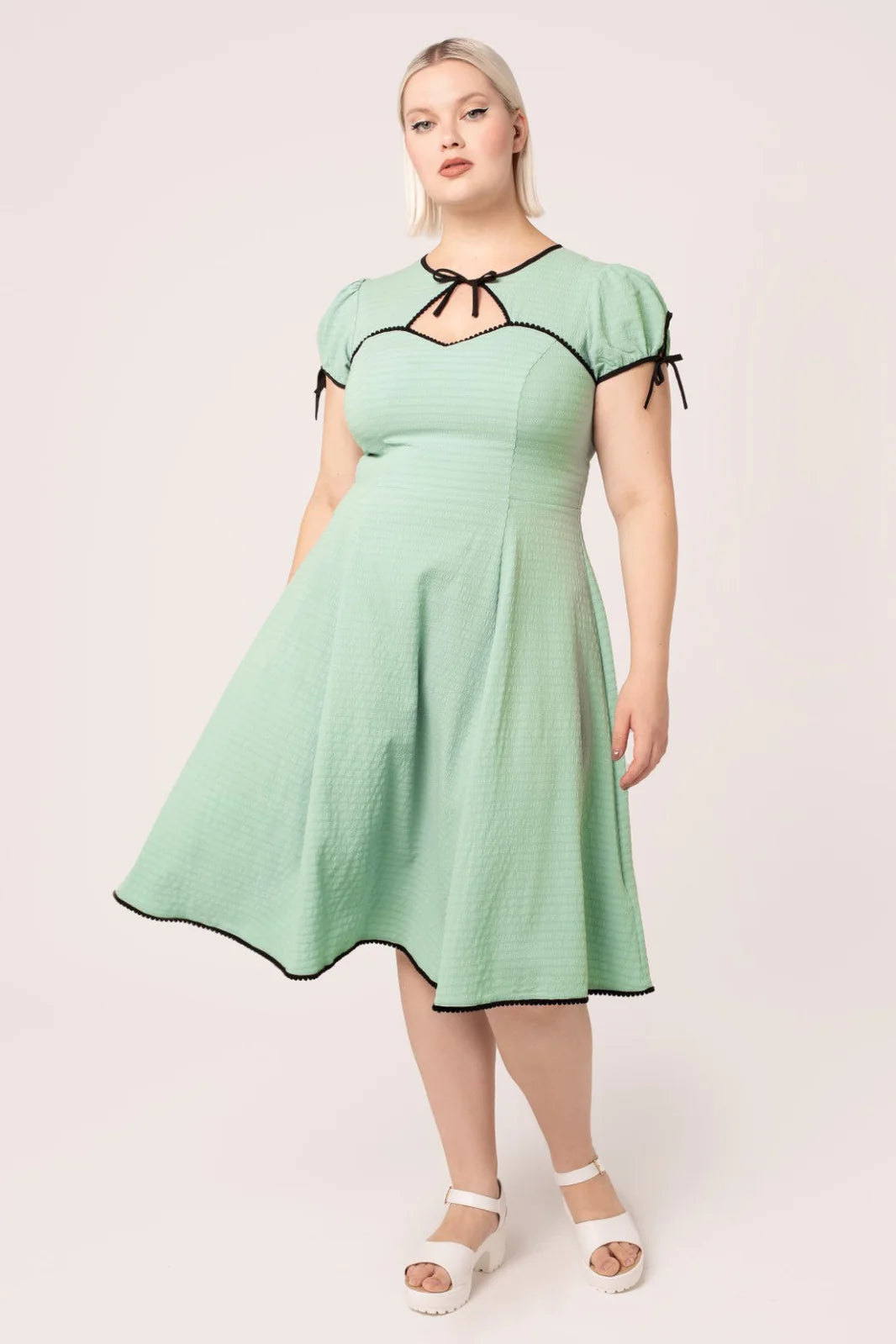 Robe midi Hell Bunny Casey vert menthe des années 50, coupe cœur
