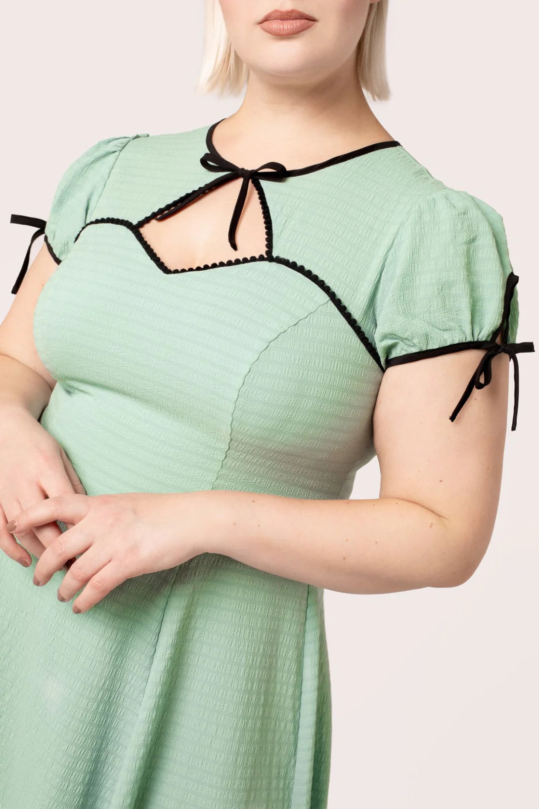 Robe midi Hell Bunny Casey vert menthe des années 50, coupe cœur