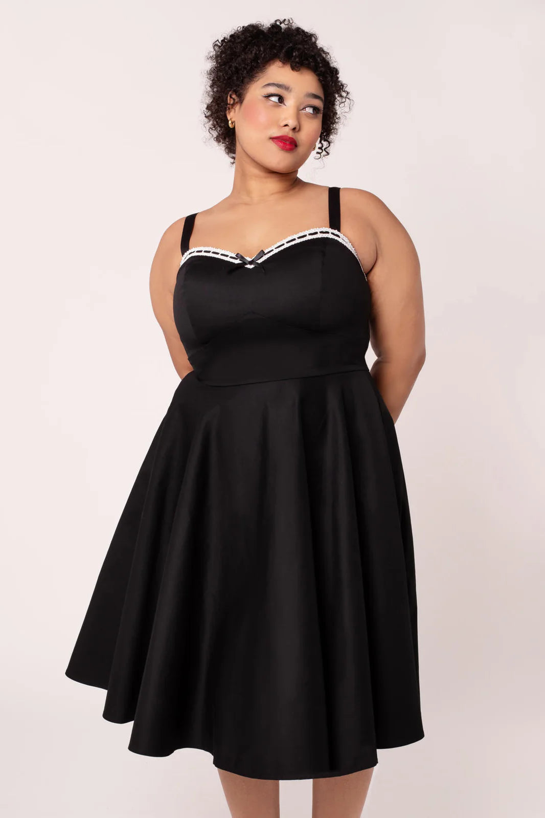 Robe midi Hell Bunny Gracie noire style années 50 à encolure en cœur