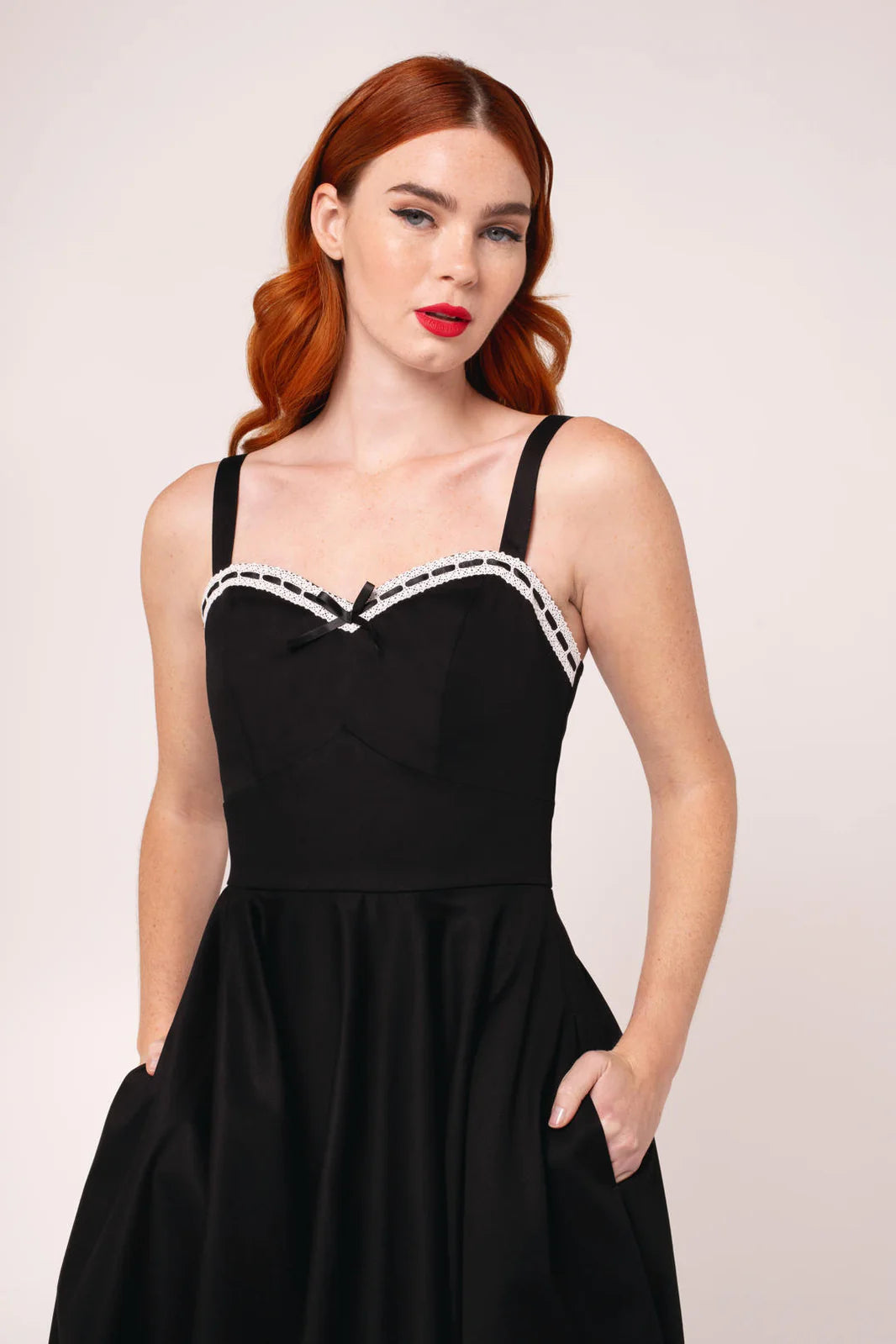 Robe midi Hell Bunny Gracie noire style années 50 à encolure en cœur